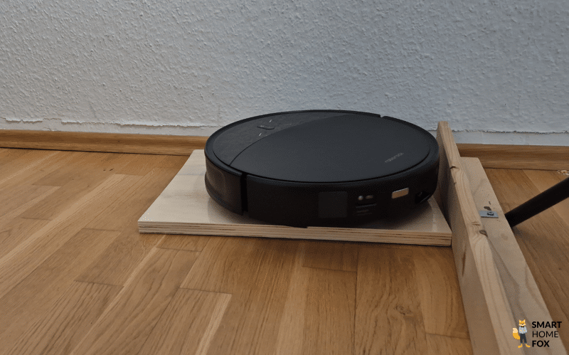 Roborock Saros 10R преодолевает высокий дверной порог.